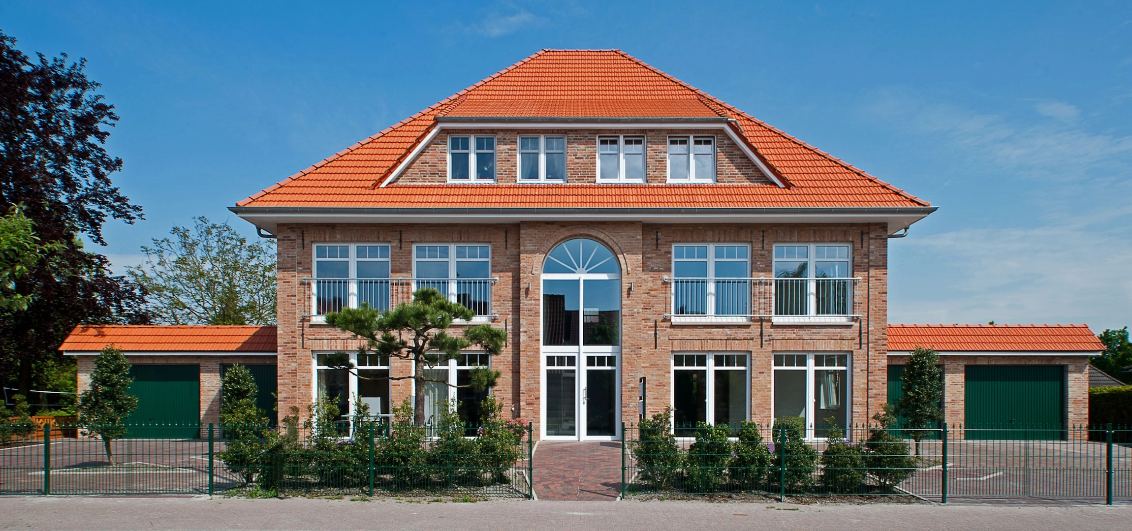 Villa Neubau mit moderner Architektur – Kunstreich Bauunternehmung Wittmund