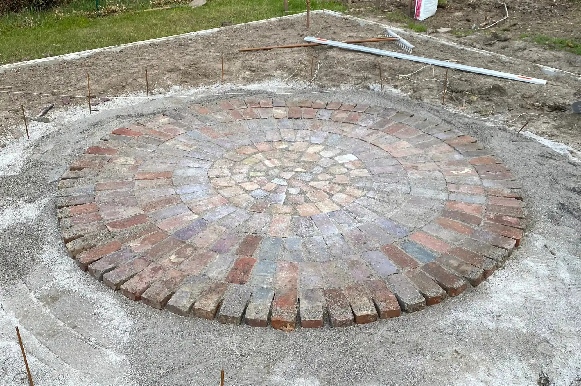 Runde Pflasterfläche im Garten – Kunstreich Bauunternehmung Wittmund