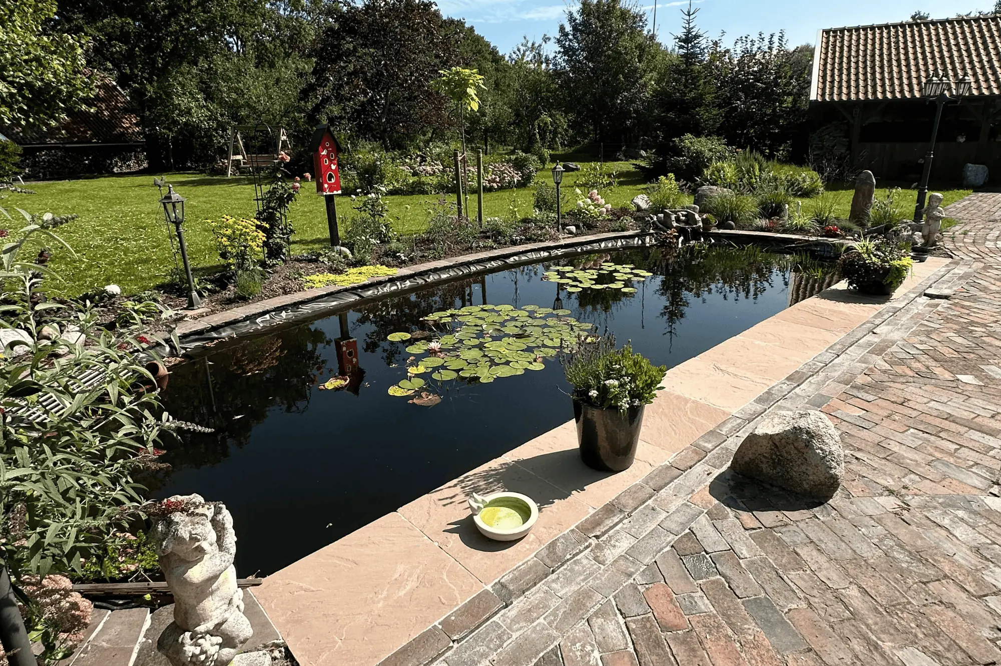 Angelegter Gartenteich mit Natursteinen – Kunstreich Bauunternehmung Wittmund
